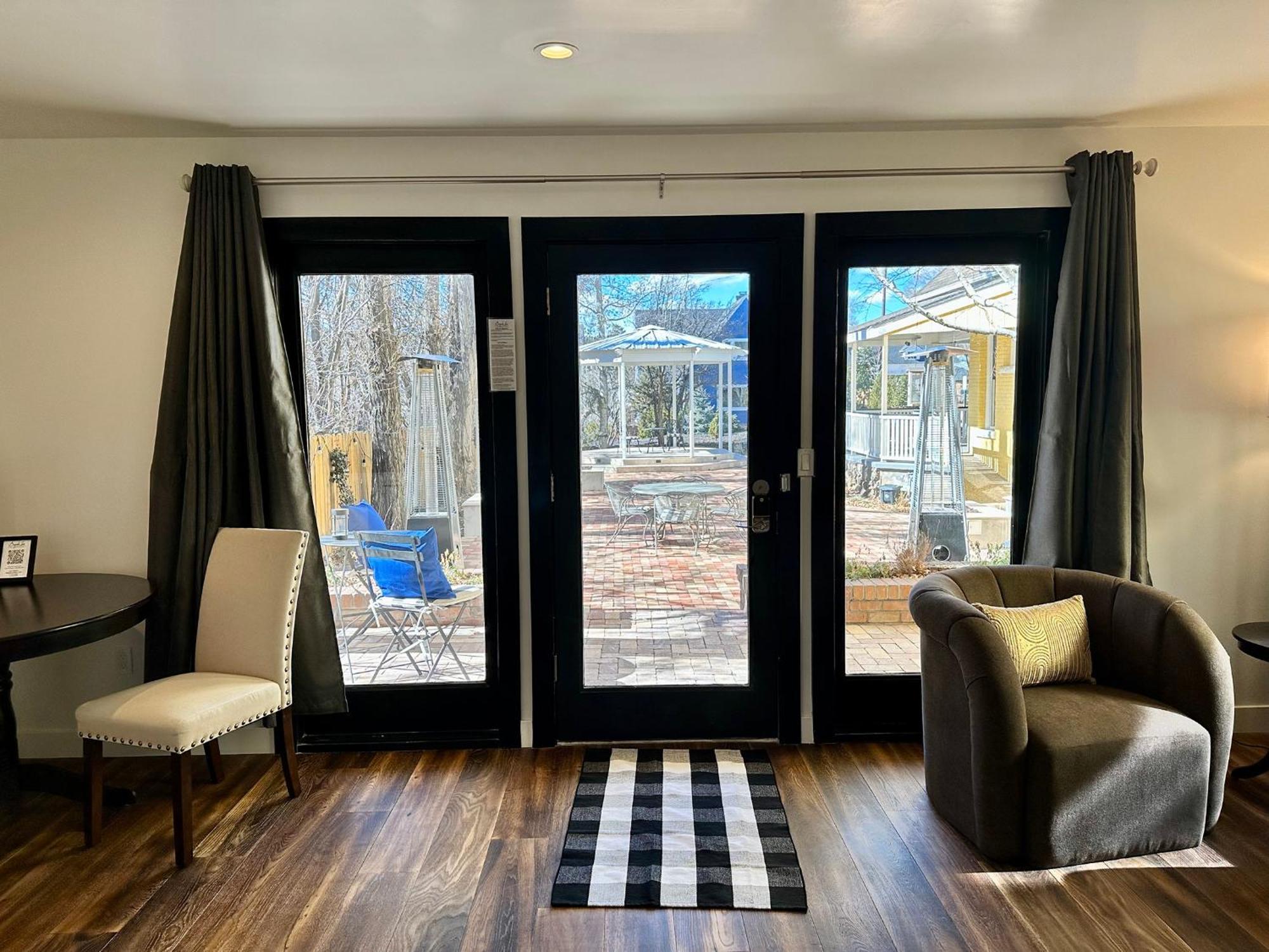 Bespoke Inn פלאגסטאף מראה חיצוני תמונה