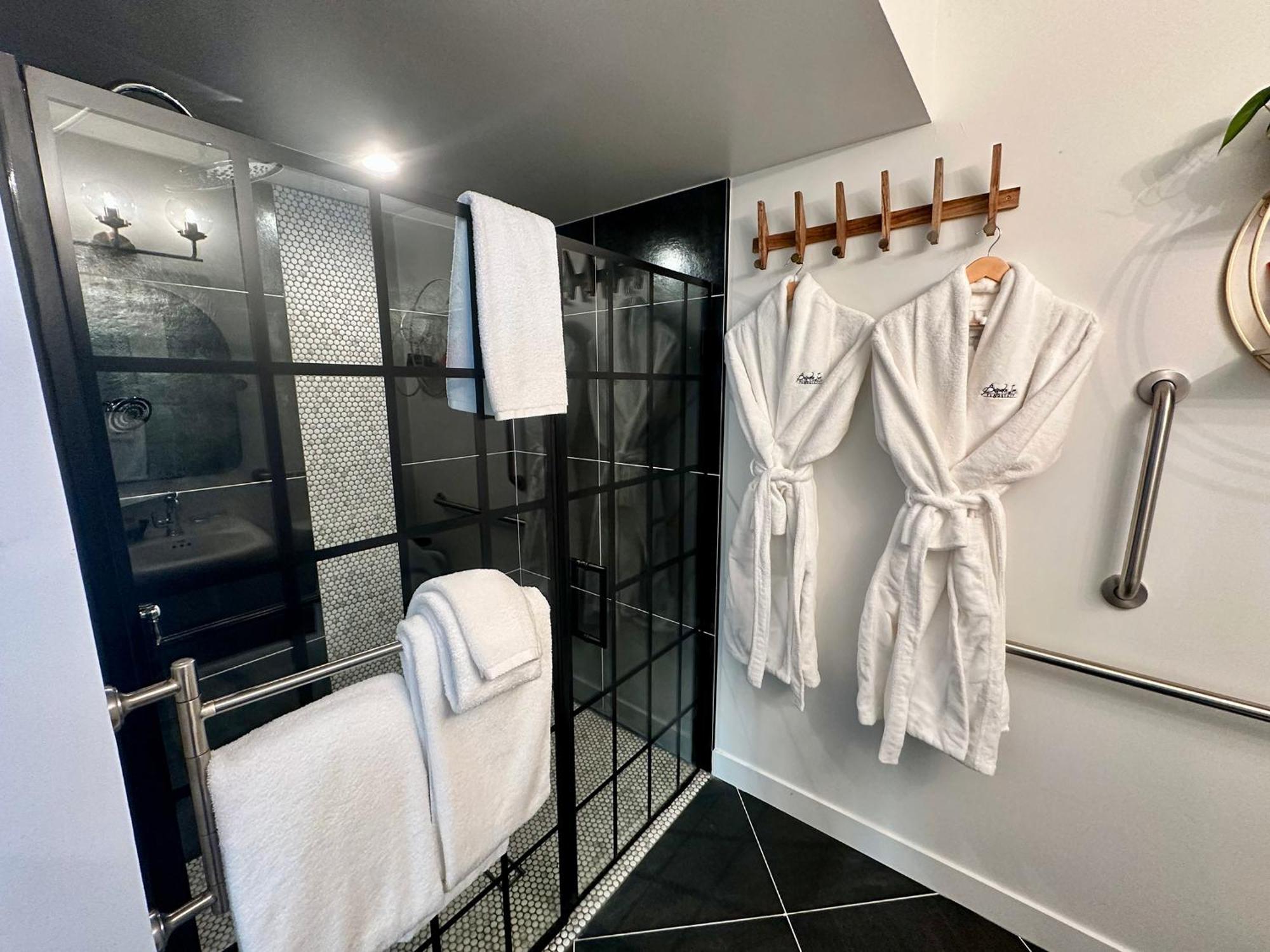 Bespoke Inn פלאגסטאף מראה חיצוני תמונה
