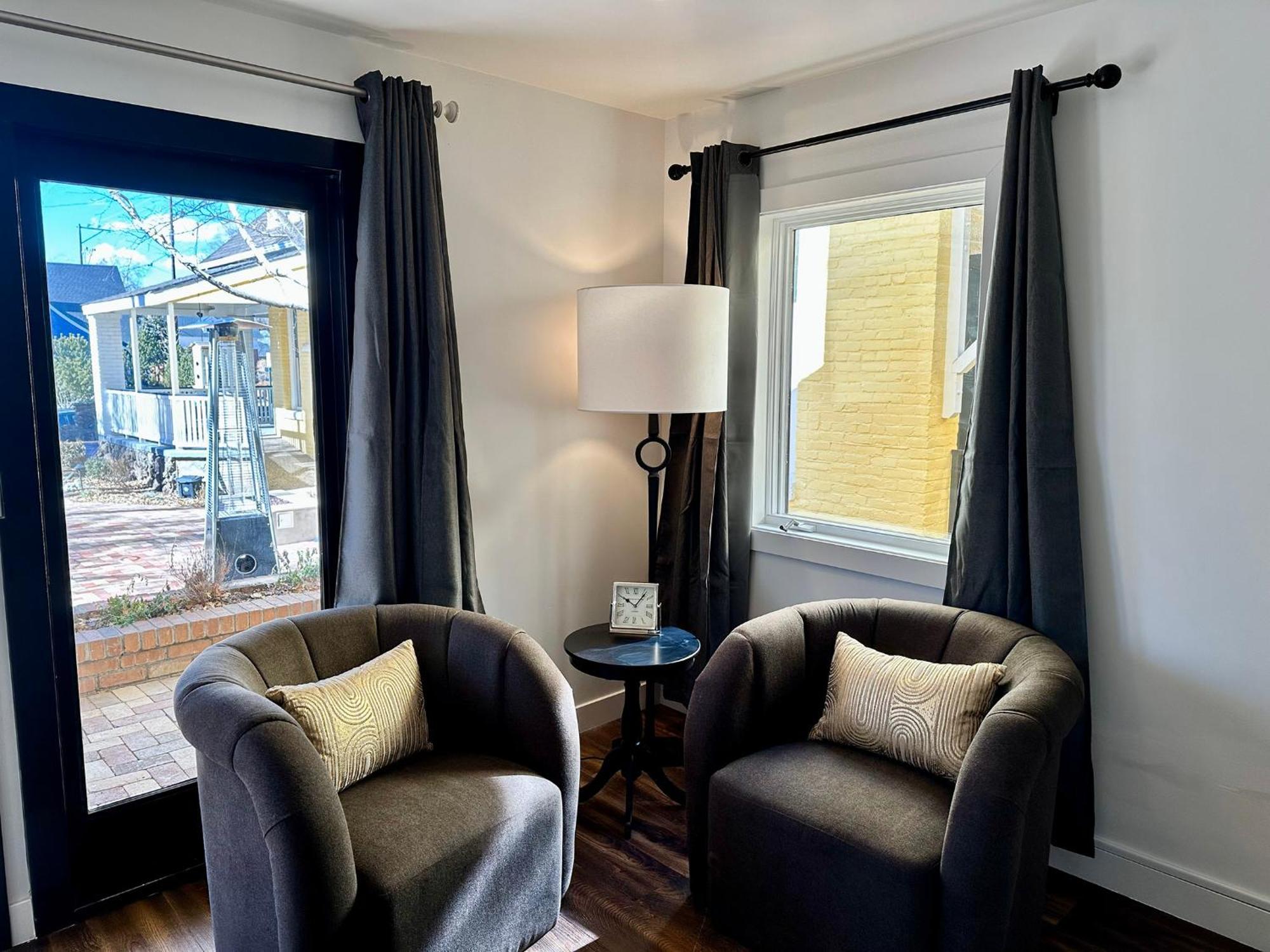 Bespoke Inn פלאגסטאף מראה חיצוני תמונה
